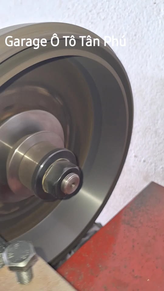Vớt đĩa thắng tại Garage Ô Tô Tân Phú.